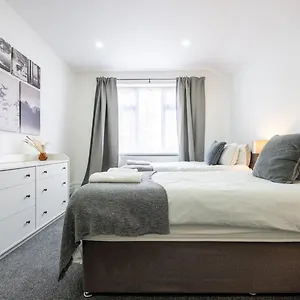 Smart Tv | Wifi | Free Parking Guest house
