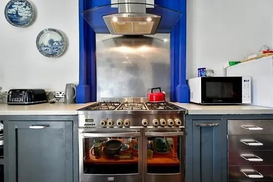 Guest house Quirky 4 Bedroom Apartment With Terrace Cardiff