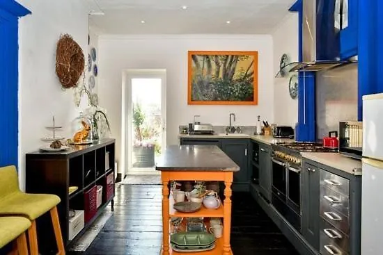 Quirky 4 Bedroom Apartment With Terrace Cardiff Guest house
