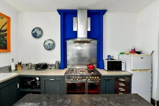 Quirky 4 Bedroom Apartment With Terrace Cardiff Guest house