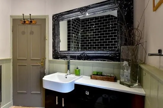 Quirky 4 Bedroom Apartment With Terrace Cardiff