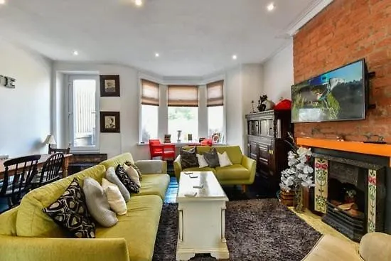 Quirky 4 Bedroom Apartment With Terrace contacts