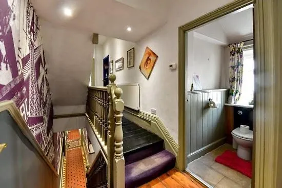 Guest house Quirky 4 Bedroom Apartment With Terrace Cardiff