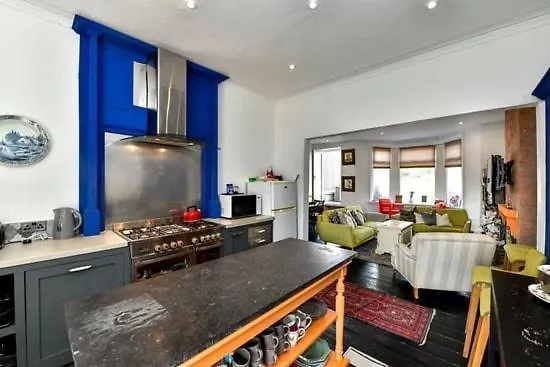 Guest house Quirky 4 Bedroom Apartment With Terrace Cardiff