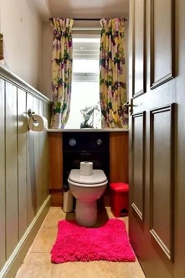 Quirky 4 Bedroom Apartment With Terrace Cardiff Guest house