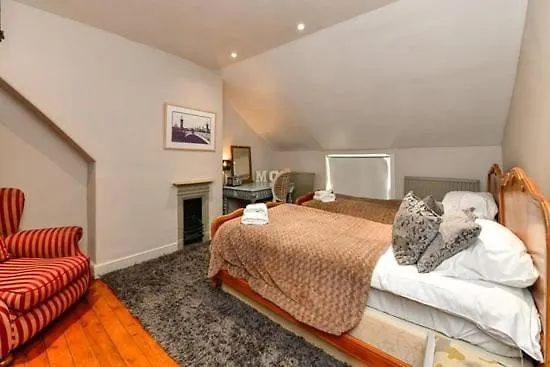 Guest house Quirky 4 Bedroom Apartment With Terrace Cardiff
