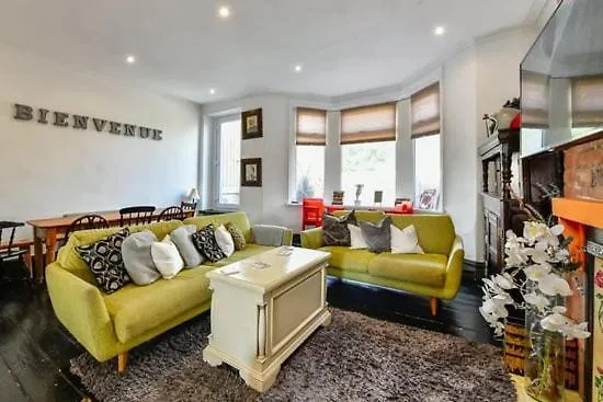 Quirky 4 Bedroom Apartment With Terrace Cardiff Guest house